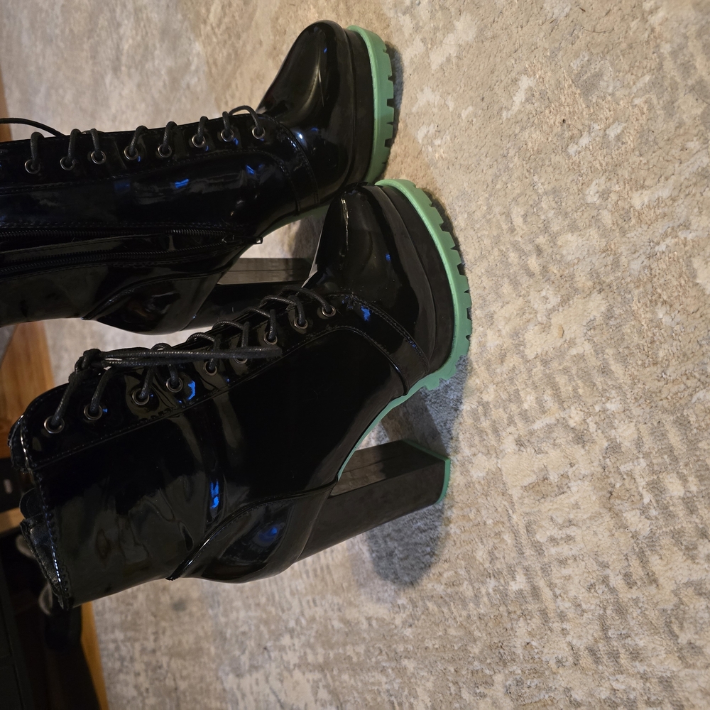 Stylish Black and Green Women's Boots